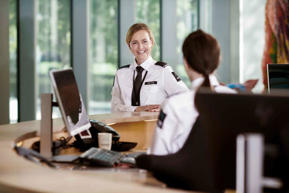 Avarn security vekter som sitter i en resepsjon