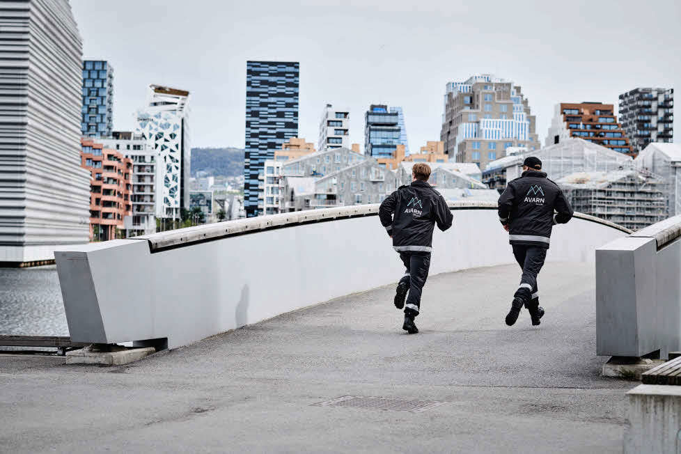 To vektere som løper over en gangbru